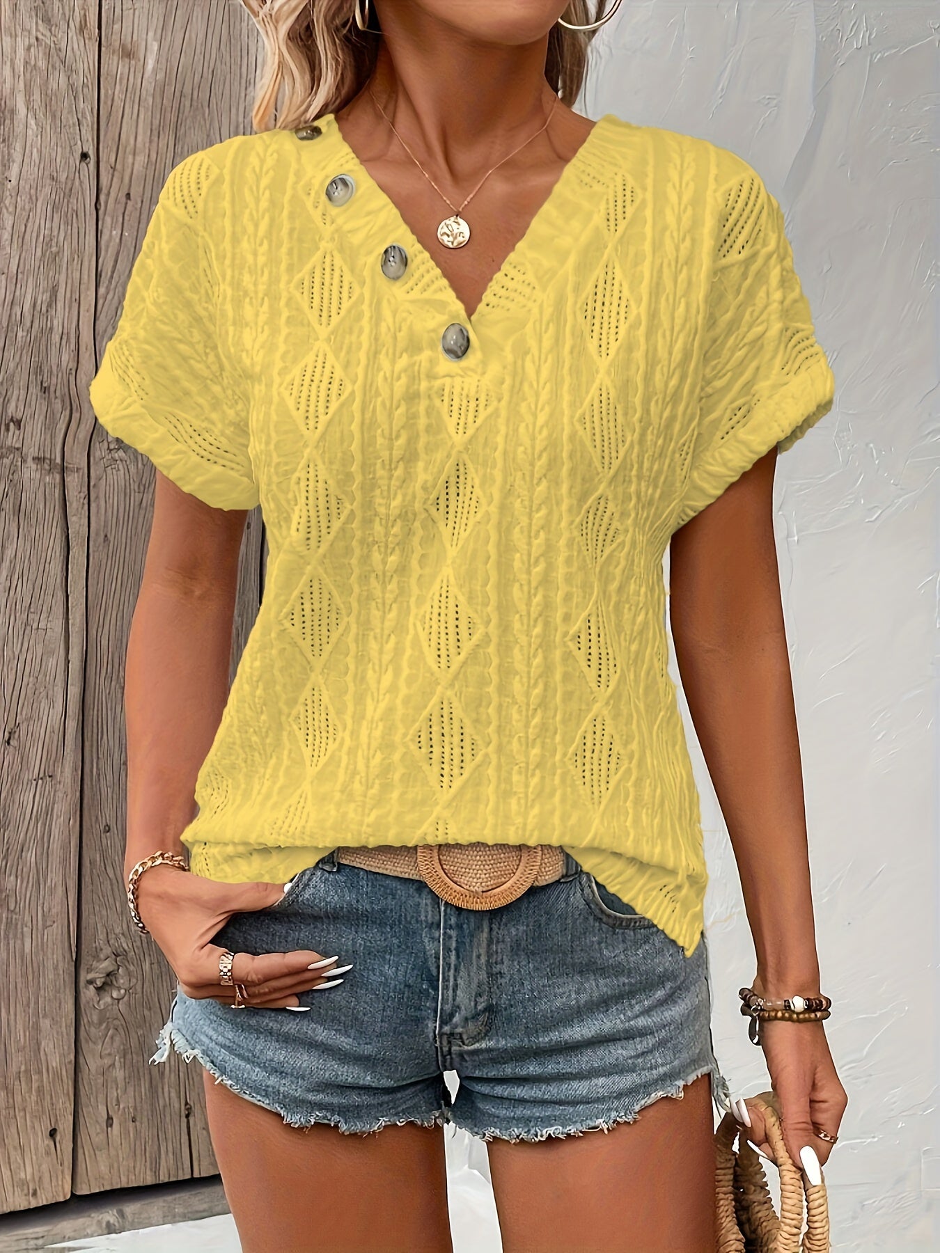 Mariell | Sommerlig T-skjorte med V-hals og stilige knapper